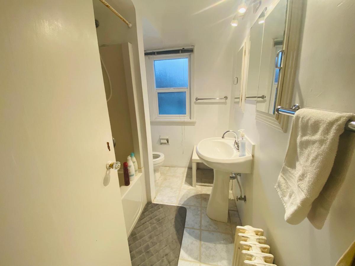 Artistic Apartment Near Downtown 빅토리아 외부 사진