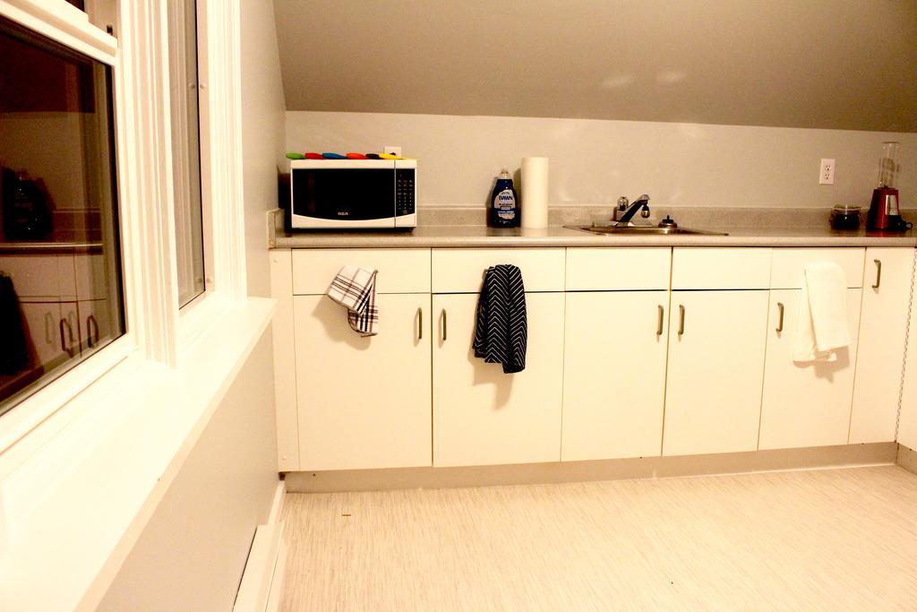 Artistic Apartment Near Downtown 빅토리아 외부 사진